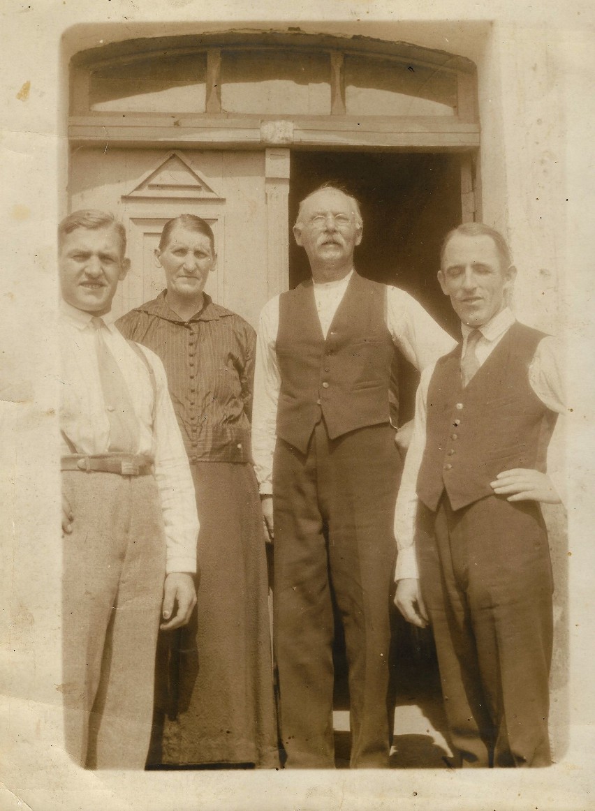 Dziadkowie z synami Józefem i Władysławem, moim ojcem