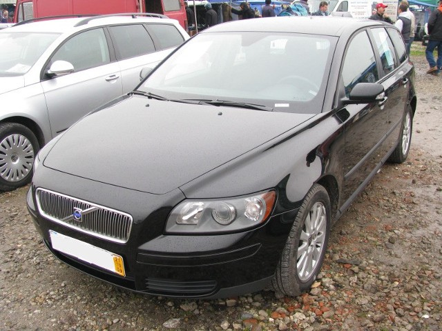 1. Volvo V50Silnik 2,0 Diesel, przebieg 185000 km. Rok produkcji 2004. Wyposazenie: 8 poduszek powietrznych, elektrycznie sterowane szyby i lusterka, dwustrefowa klimatyzacja, komputer pokladowy, podgrzewane fotele, ABS, ESP, wielofunkcyjna kierownica, alufelgi. Cena 37500 zl.