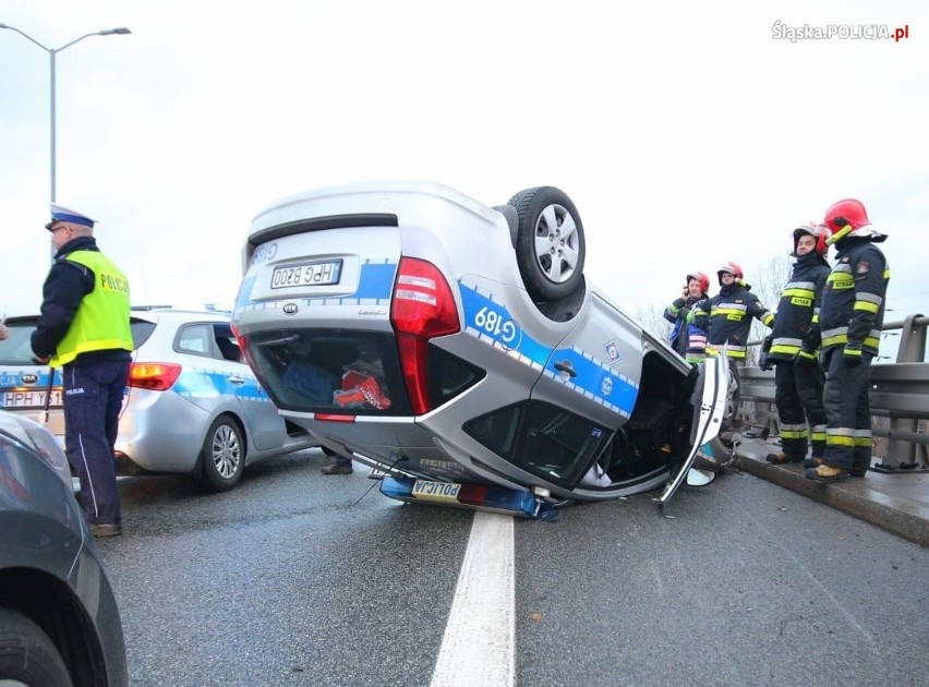 Radiowóz z Krakowa dachował na Śląsku. Jeden policjant ranny 