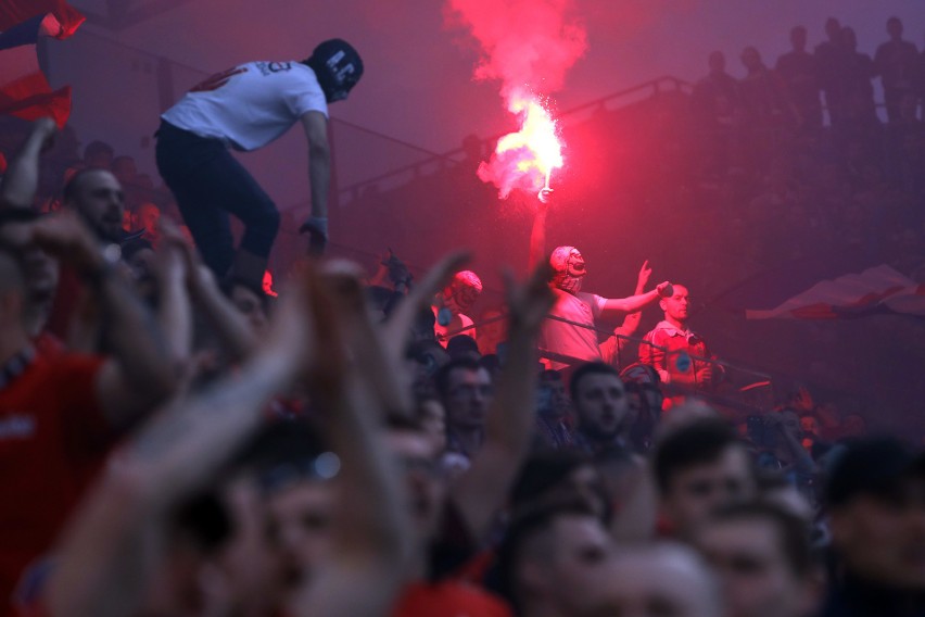 Oprawa i racowisko w wykonaniu kibiców Wisły