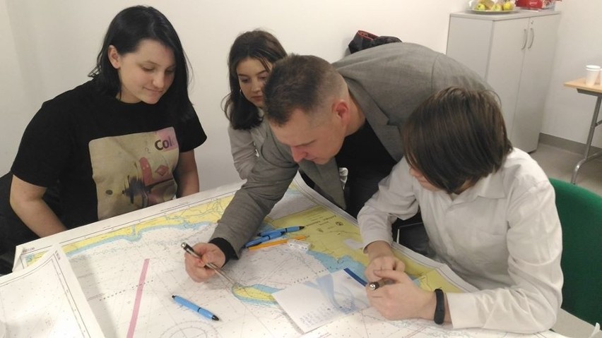 W Słupsku otwarto kolejny sezon interdyscyplinarnych zabaw nawigacyjnych na mapach morskich
