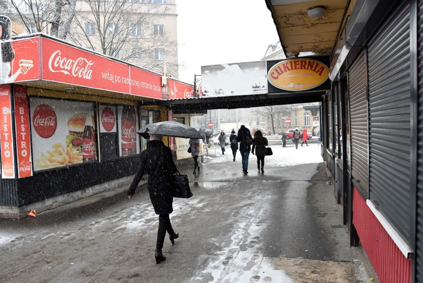 Pawilony w pasażu pomiędzy ulicami 1 Maja i Armii Krajowej...