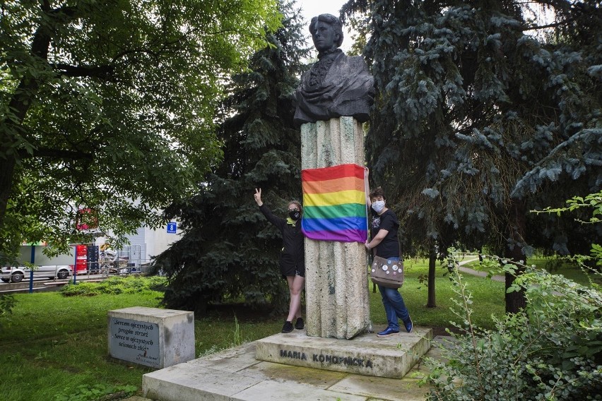 Kraków. Aktywiści LGBT powiesili tęczową flagę na kolejnym pomniku - tym razem Marii Konopnickiej [ZDJĘCIA]