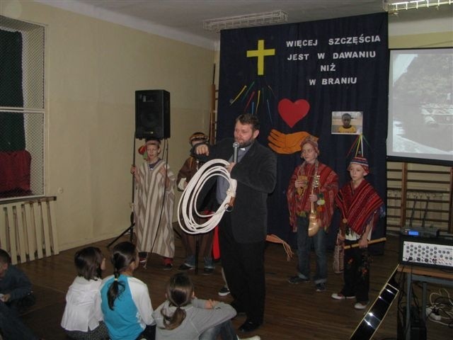 Misjonarz Grzegorz Mierzejewski w szkole