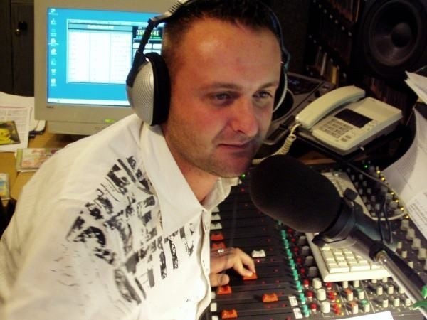 Darek Janik, znany prezenter radiowy i DJ poprowadził jedno...