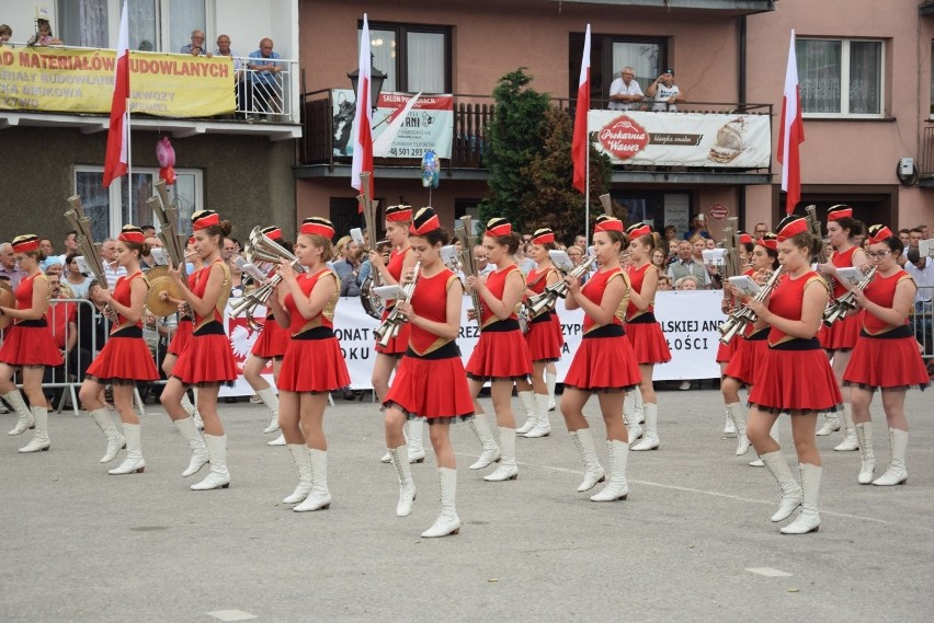 Parada i tańce instrumentalistów w Skale. Festiwal Orkiestr Wojskowych i Dętych