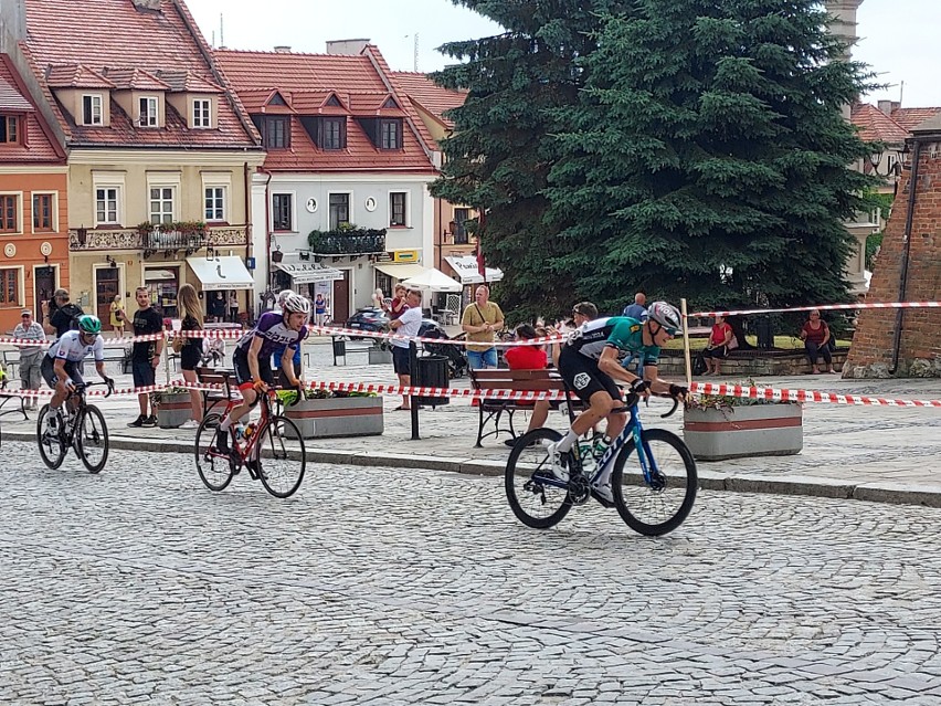 Kolarze witani w Sandomierzu przez turystów. Na rynku była premia Wyścigu Solidarności  i Olimpijczyków [ZDJĘCIA]