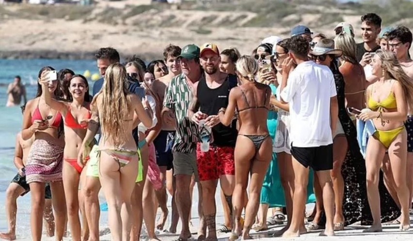 Lionel Messi na plaży Ibizy nie odmawiał fankom selfie