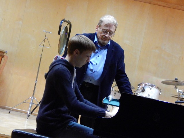 Adam Makowicz przysłuchiwał się dziś grze uczniów w szkole muzycznej w Opolu.