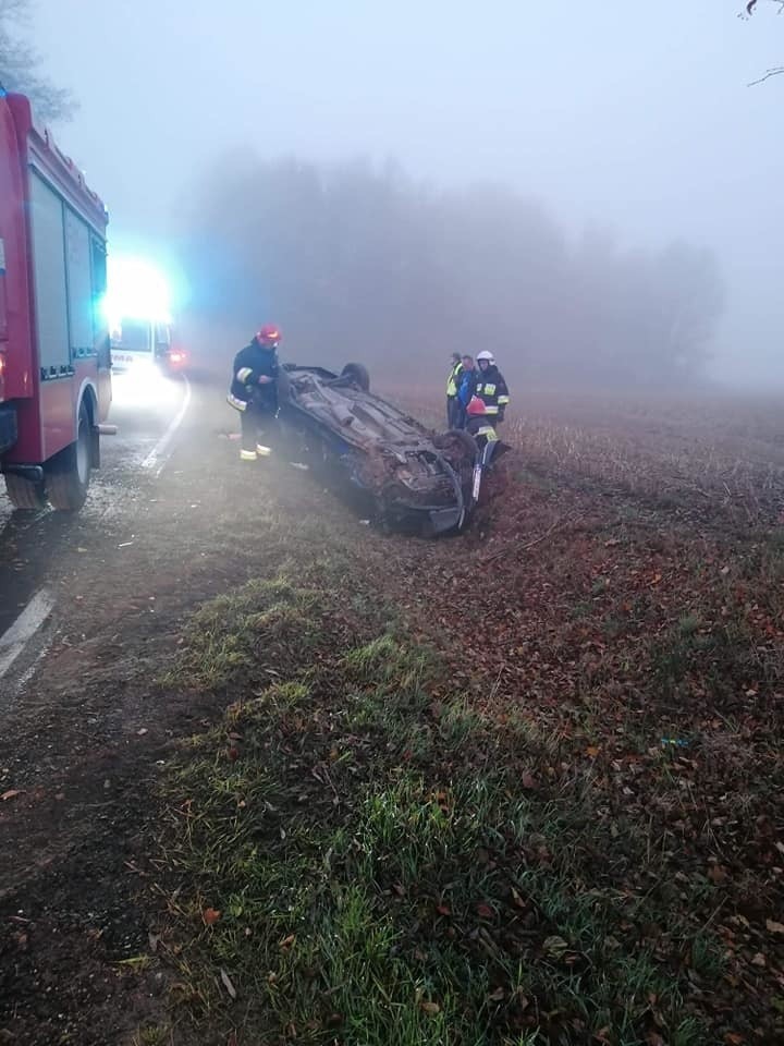 Świdry. Groźny wypadek na DK 58 na trasie Szczuczyn - Pisz. Dwie osoby ranne [ZDJĘCIA]