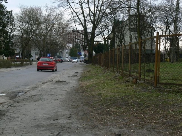 Mieszkańcy osiedla Przywiśle w Tarnobrzegu na razie mogą zapomnieć o budowie chodnika wspólnymi siłami przez gminę i jedną ze spółdzielni mieszkaniowych.