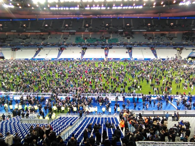 Po atakach terrorystów kibice uciekli na płytę boiska Stade de France