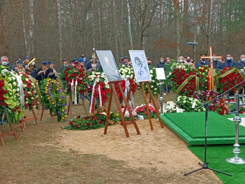 Pogrzeb Krzysztofa Krawczyka. Ostatnia droga piosenkarza na cmentarzu w Grotnikach. Premier Morawiecki na pogrzebie 11.04.2021