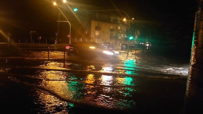 Nowy Targ. Intensywna ulewa zalała miasto. Główna ulica w mieście znalazła się pod wodą 
