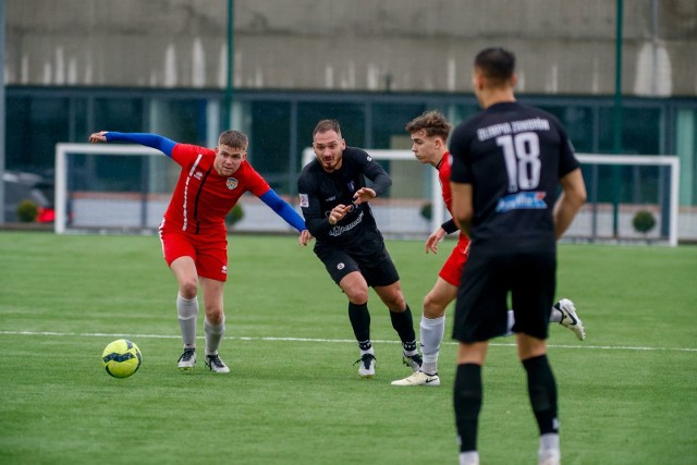 Olimpia Zambrów (ciemniejsze stroje) zagra w półfinale Regionalnego Pucharu Polski po wyjazdowym zwycięstwie 4:1 z MOSP-em Białystok