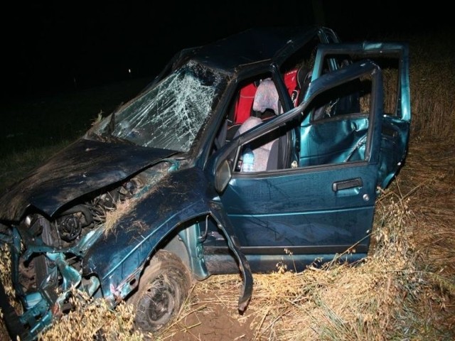 Ze wstępnych ustaleń policjantów wynika, że jadący z Rypina w kierunku Lipna kierowca hondy civic, uderzył w bok wyprzedzanego daewoo tico. Wskutek tego manewru obydwa pojazdy wpadły do rowu, przy czym honda dachowała, a tico zatrzymało się na przydrożnym drzewie.