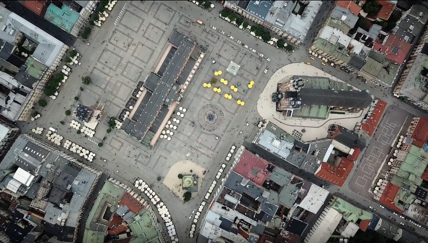 Grupa pasjonatów wzbiła się dronem nad Stare Miasto w...
