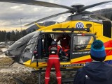 Wypadek w Piorunce koło Krynicy-Zdrój. Ucierpieli ratownicy karetki pogotowia. Na miejscu śmigłowiec LPR 