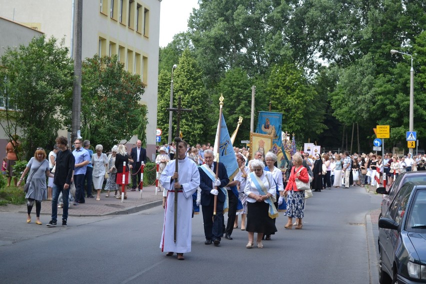 Dąbrowa Górnicza: procesja Bożego Ciała w parafii Matki Boskiej Anielskiej w centrum miasta [FOTO]