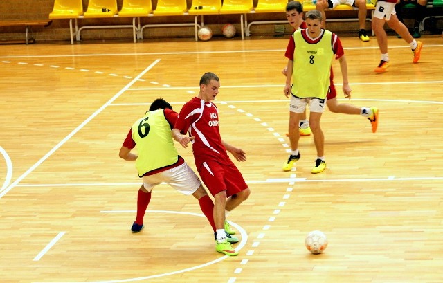 Przemysław Krajczewski (czerwony strój) w eliminacjach strzelił już 13 goli