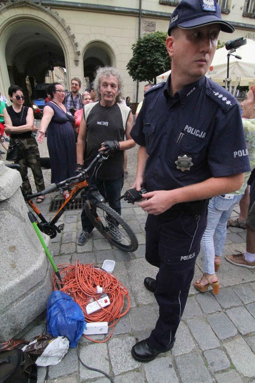 Przepychanki w Rynku. Promocja książki Międlara i kontrmanifestacja Lempart. Do tego atak z pistoletem na wodę [ZDJĘCIA]