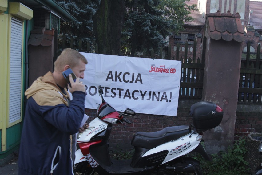 Protest w kopalniach. Oflagowana brama wjazdowa do kopalni...