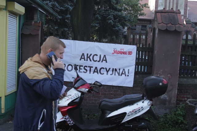 Protest w kopalniach. Oflagowana brama wjazdowa do kopalni Jankowice w Rybniku, Bielszowice i Halemba.Zobacz kolejne zdjęcia. Przesuwaj zdjęcia w prawo - naciśnij strzałkę lub przycisk NASTĘPNE