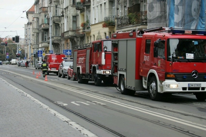 Wypadek na Piastowskiej. Ciężarówka z butlami gazowymi zderzyła się z tramwajem