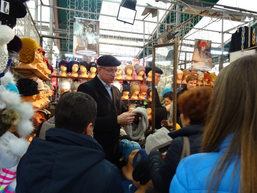 Jacek Jaśkowiak sprzedawał czapki na targowisku Bema