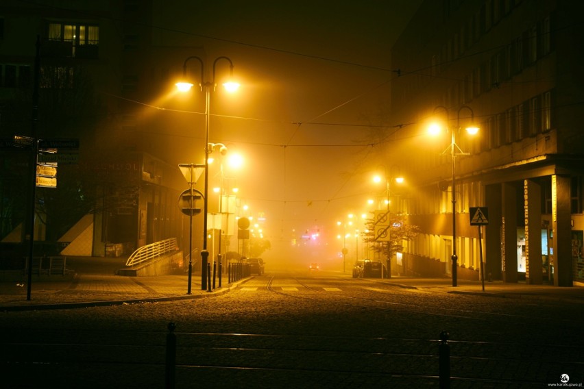 Zabrze nocą zachwyca! Zobaczcie centrum miasta we mgle i spróbujcie rozpoznać miejsca ZDJĘCIA