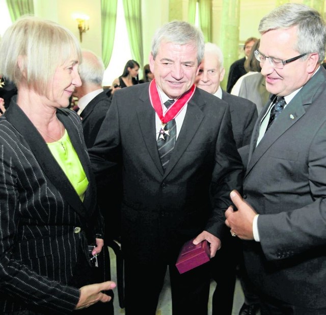 Barbara Krasowska, Edmund Krasowski i prezydent Bronisław Komorowski podczas uroczystości wręczenia orderu w Pałacu Prezydenckim
