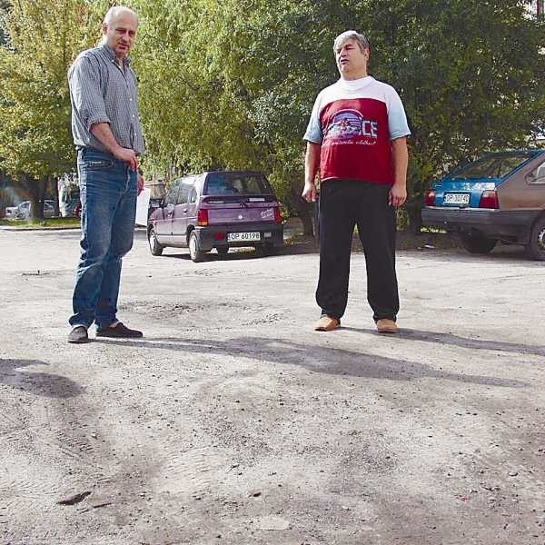 - W to podłoże woda nie wsiąka - mówi Janusz Ciechanowski (z prawej). - W dziurach niszczymy zawieszenia samochodów - dodaje Tadeusz Pająk.