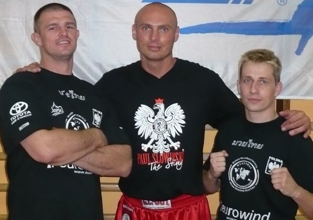 Daniel Sołtysiak stoi w środku, z lewej Paweł Słowiński, z prawej trener Rafał Simonides.