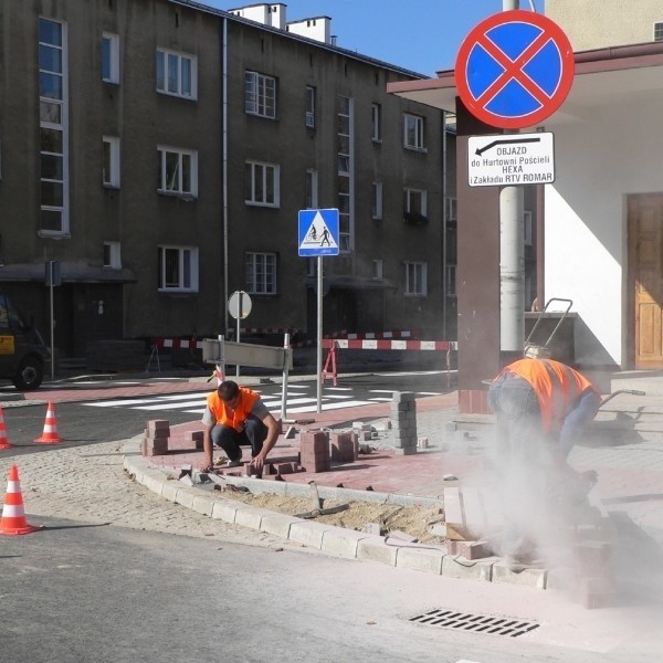 Ulica Popiełuszki wraz z rondem miały być oddane do użytku jeszcze w ubiegłym tygodniu. Tymczasem na miejscu praca wre na całego.