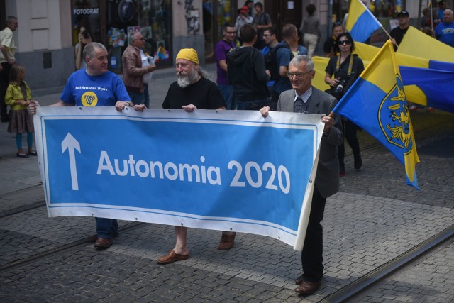 Marsz Ruchu Autonomii Śląska w 2015 r.Zobacz kolejne zdjęcia. Przesuwaj zdjęcia w prawo - naciśnij strzałkę lub przycisk NASTĘPNE