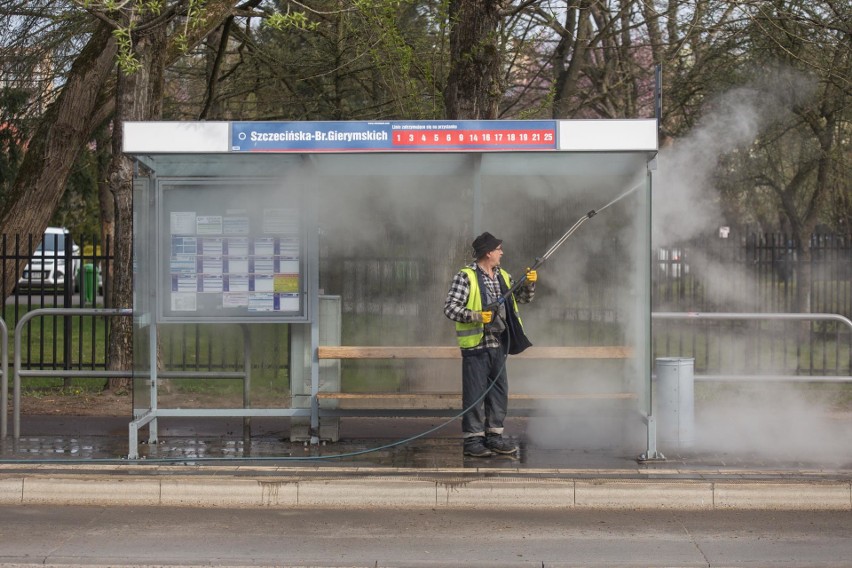 Słupskie przystanki przechodzą wiosenną kąpiel [zdjęcia]