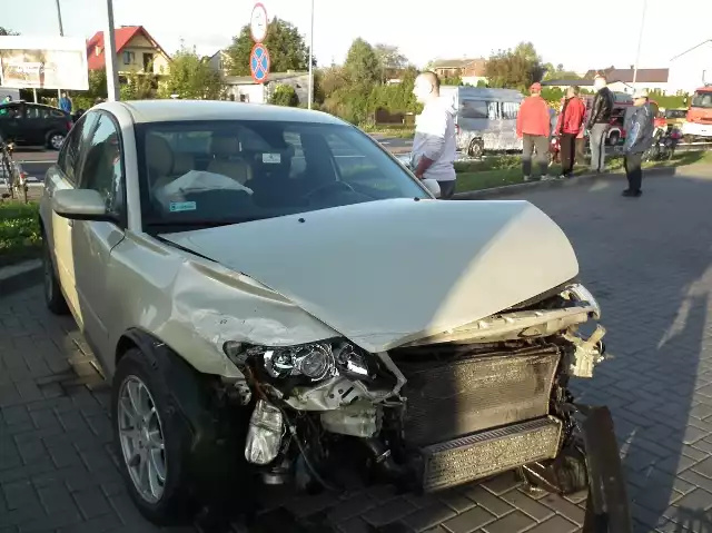 Po zderzeniu na zwoleńskim rondzie volvo miało uszkodzony przód, a mercedes ściął jeszcze znak drogowy.