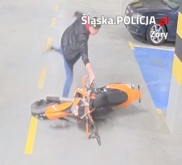 Policja szuka tego mężczyzny. Próbował ukraść motocykl...