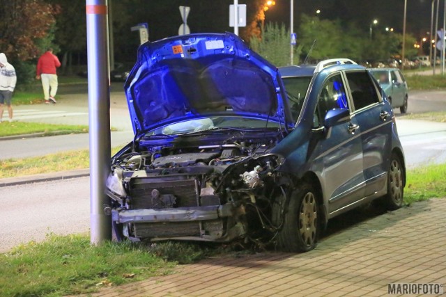 Wypadek hondy na koło Castoramy w Opolu. Kto kierował autem? Ni wiadomo, bo żadna z trzech osób podróżujących autem nie przyznaje się do tego.