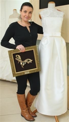 Projektantka ze swoją nagrodą za zajęcie drugiego miejsca w konkursie Bridal Awards 2010 i ze zwycięskim projektem sukni.