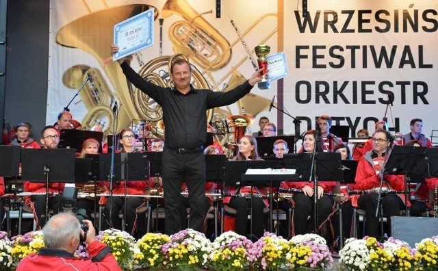 Leopold Kwapisz, kapelmistrz krasocińskiej orkiestry dętej cieszy się z zajęcia trzeciego miejsca na międzynarodowym festiwalu we Wrześni.