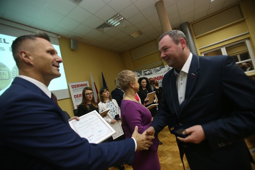 Oto laureaci tytułu „Nauczyciel na medal”. Wręczyliśmy nagrody zwycięzcom plebiscytu DZ [ZDJĘCIA]