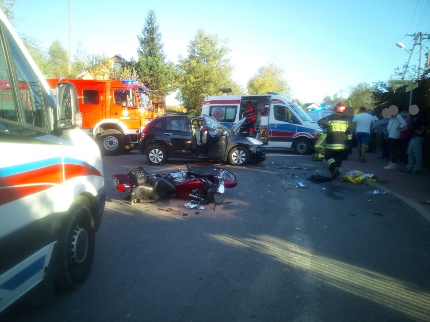 Dobczyce. Zderzenie samochodu z motocyklem. Dwie osoby poszkodowane