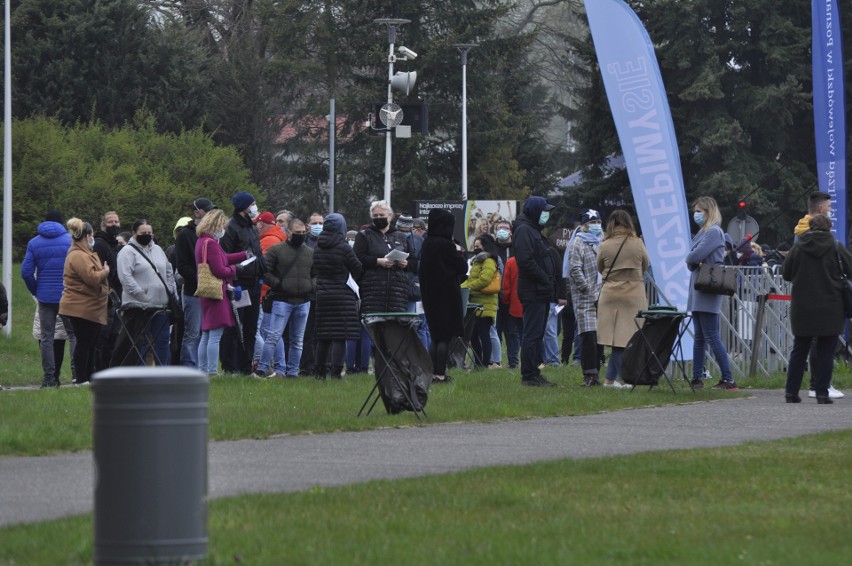 Tysiące ludzi w kolejce na szczepienie przed tymczasowym...