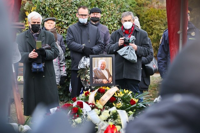 Pogrzeb Antoniego Gucwińskiego we Wrocławiu rozpoczął się w piątek, 7 stycznia, blisko miesiąc po śmierci byłego dyrektora zoo. Uroczystości pierwotnie miały odbyć się 17 grudnia, ale zostały przesunięte ze względu na chorobę Hanny Gucwińskiej. Niestety, ale dziś pani Hanna również nie mogła wziąć udziału w ceremonii.