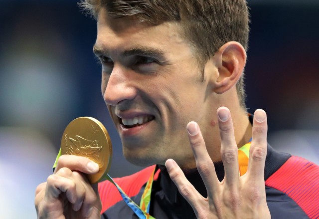 Największe zaskoczenia w Rio 2016. Michael Phelps na Igrzyskach Olimpijskich w Brazylii zdobył pięć złotych medali! Do tej kolekcji dołożył jeszcze jeden srebrny krążek. Łącznie w całej swojej karierze, amerykański pływak zdobył na olimpiadach 23 złote medale, trzy srebrne i dwa brązowe. Tym samym, Phelps w Rio pobił rekord sprzed dwóch tysięcy lat należący do Leonidasa z Rodos. Do tego roku to właśnie Leonidas był najbardziej utytułowanym olimpijczykiem (w czterech igrzyskach z rzędu wygrywał po trzy konkurencje w bieganiu). Ciekawe, po ilu latach ktoś pobije rekord Phelpsa.