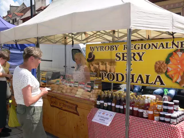 Na sandomierskim Jarmarku Jagiellońskim tradycyjnie można kupić sery z Podhala.