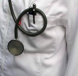 15 osób oskarża lekarza z Leska o przyjmowanie łapówek