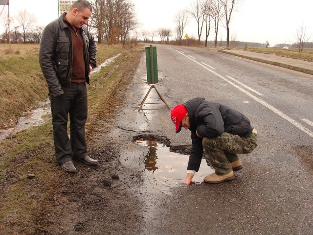 Krzysztof Skiba i Potros Nabel liczą na odszkodowanie za zniszczone auta, ale miasto twierdzi, że trasa nie jest jego.