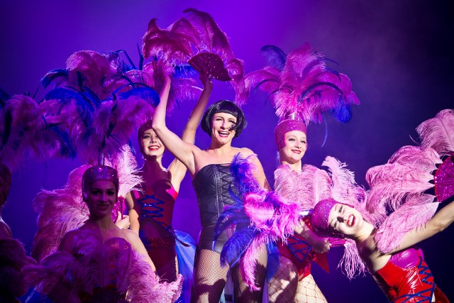 Lucyna Winkiel wraz z tancerkami podczas wykonania piosenki "Folies Berges" z musicalu "Nine"